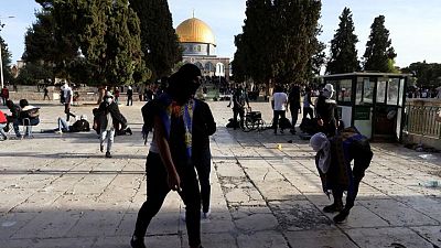Los palestinos se enfrentan a la policía israelí en un lugar sagrado de Jerusalén