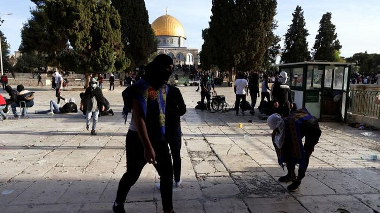 Los palestinos se enfrentan a la policía israelí en un lugar sagrado de Jerusalén