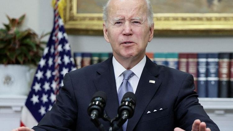 Biden dice que se discute reducción de aranceles comerciales de EEUU a China