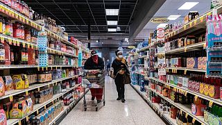 El gasto del consumidor en EEUU se acelera; la inflación salarial aumenta