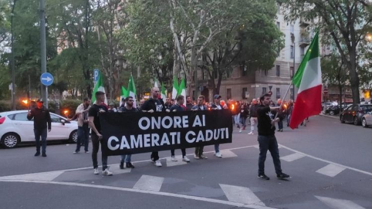 Un migliaio le persone presenti in piazzale Gorini a Milano