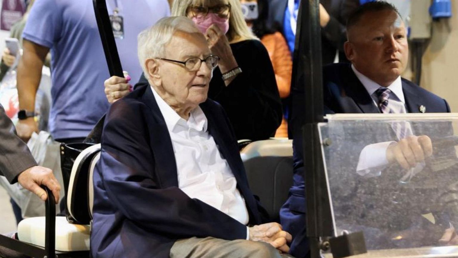 Buffett revela grandes inversiones, critica el exceso de Wall St en reunión de Berkshire