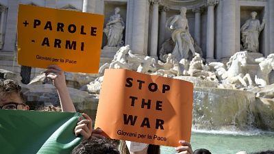 Giovani italiani e migranti manifestano per la pace