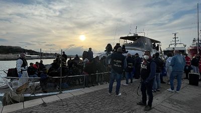 Arrivati al porto di Crotone, ci sono 116 minori e 26 donne