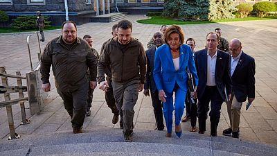 Civiles evacuados de Mariúpol en Ucrania; presidenta Cámara baja EEUU Pelosi visita Kiev