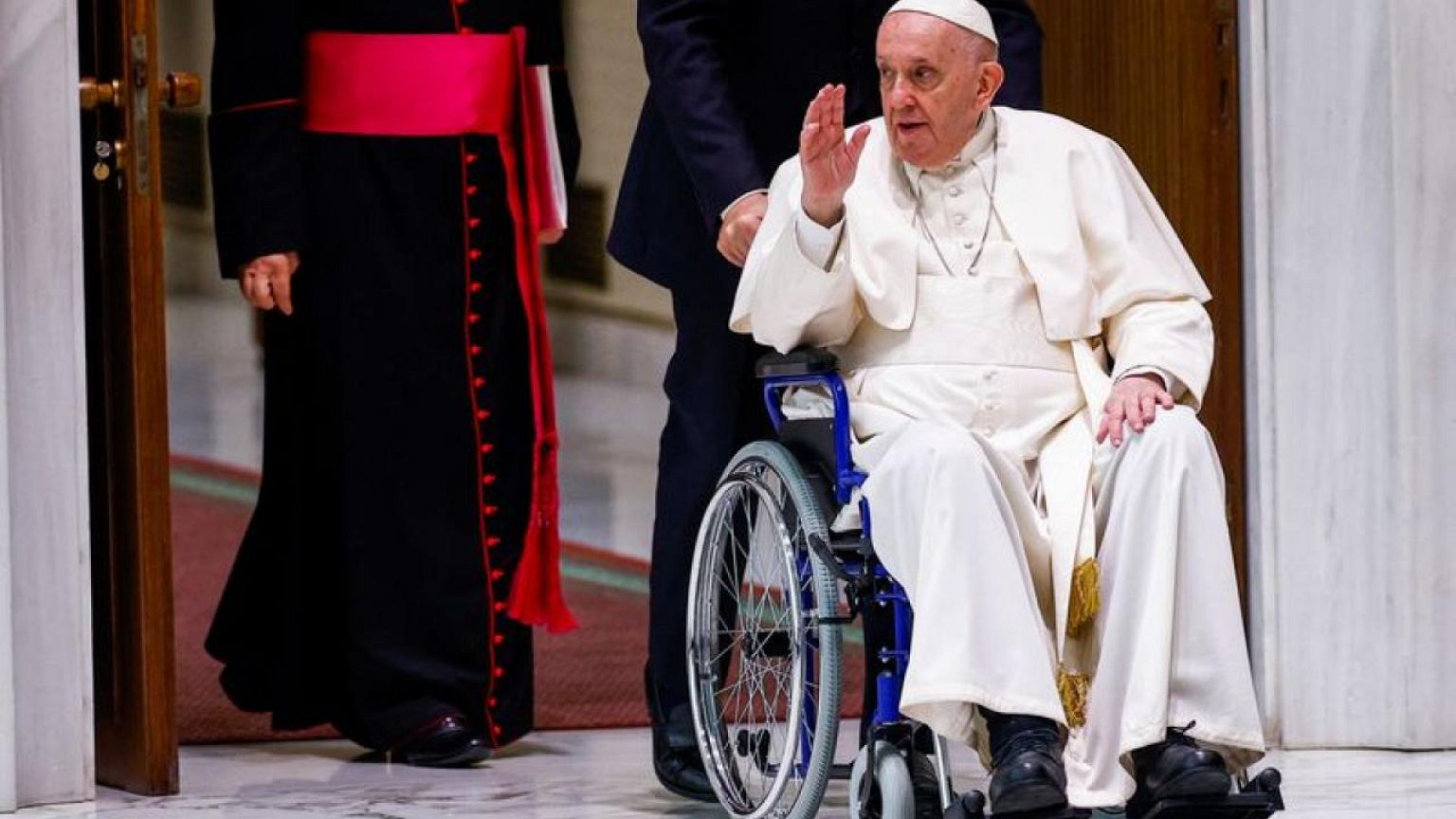 Papa usa silla de ruedas en público por primera vez desde que se le agudizó el dolor de rodilla