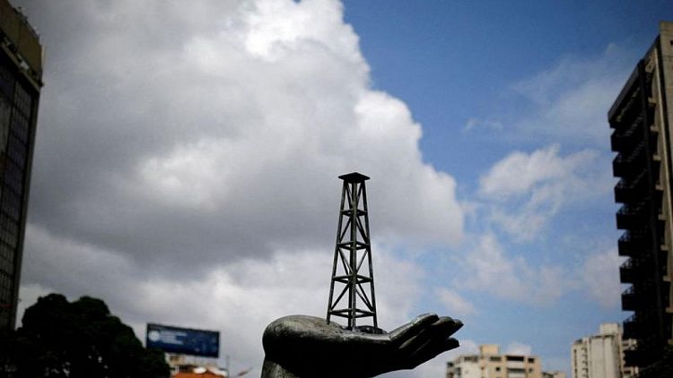 Exportaciones petroleras de Venezuela bajan en abril por acumulación de inventarios: datos
