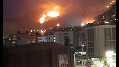 Forte vento di scirocco alimenta rogo,vigili del fuoco all'opera Forte vento di scirocco alimenta rogo,vigili del fuoco all'opera