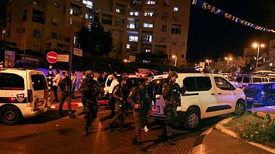 إسرائيل تبحث عن فلسطينيين يشتبه في قتلهما 3 في هجوم