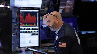 Wall Street abre con pérdidas por alza de rendimiento de bonos en EEUU