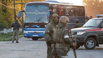 وكالة: حافلة ثالثة تجلي 23 مدنيا آخرين من مصنع آزوفستال في ماريوبول