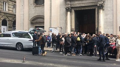 Marito col figlio in braccio. Amiche, tragedia si poteva evitare Marito col figlio in braccio. Amiche, tragedia si poteva evitare