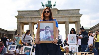 مصحح- سوريون في برلين يسعون لإطلاق سراح ذويهم بعد عفو رئاسي