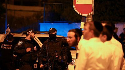 مقتل فلسطينيين اثنين وطعن شرطي إسرائيلي مع تصاعد العنف