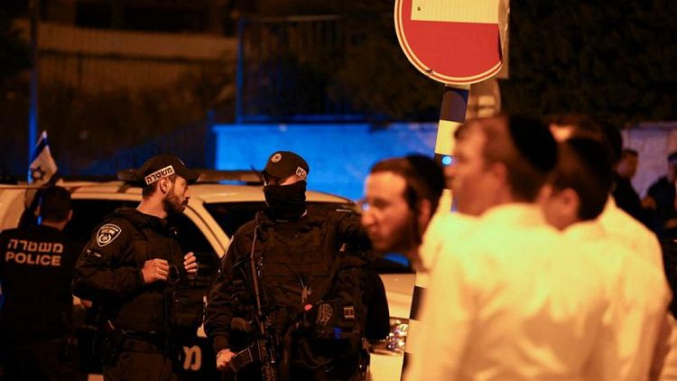 مقتل فلسطينيين اثنين وطعن شرطي إسرائيلي مع تصاعد العنف