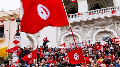 مئات يتظاهرون في تونس لدعم سعيد والمطالبة بمحاسبة المعارضين