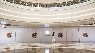 Apple’s China Engineers Keep Products Flowing as Covid Shuts Out U.S. Staff