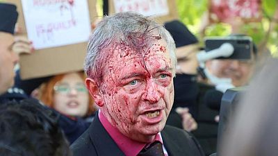 Manifestantes antiguerra cubren con pintura roja al embajador ruso en Polonia