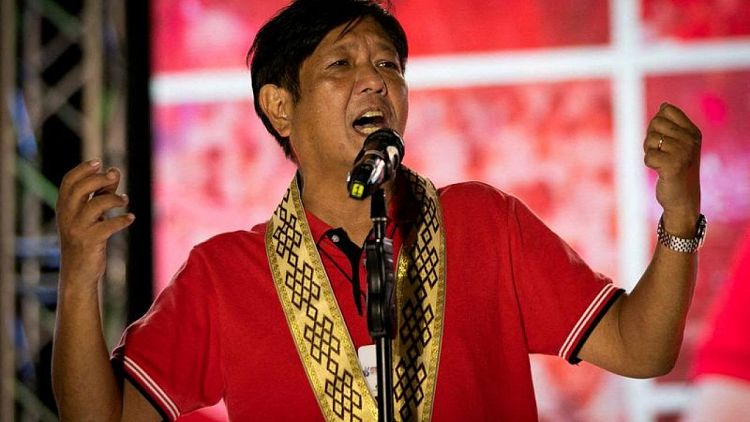 Hijo del difunto dictador filipino Marcos toma una gran ventaja en recuento no oficial de votos