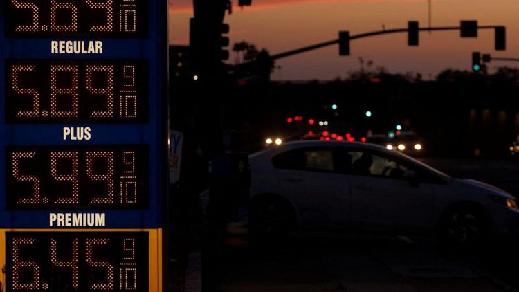 أسعار البنزين في أمريكا ترتفع لمستوى قياسي جديد بينما تكافح المصافي لتلبية الطلب