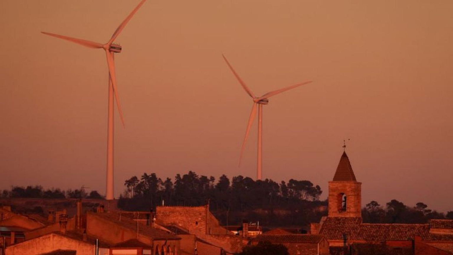 La energía eólica y la solar alcanzan un histórico 40% en la red española en abril