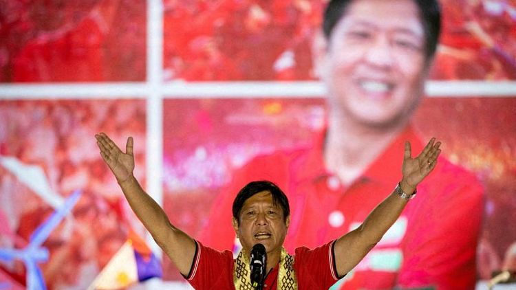Filipino Marcos pide al mundo que le juzgue por sus acciones, no por su pasado familiar