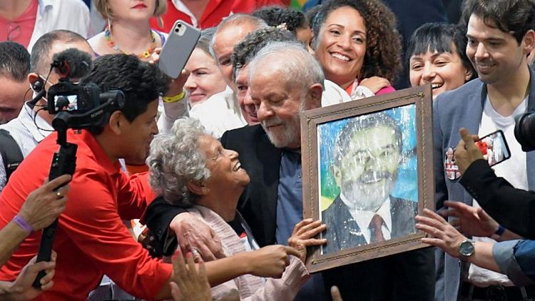 La ventaja de Lula en la carrera presidencial de Brasil se reduce: sondeo MDA