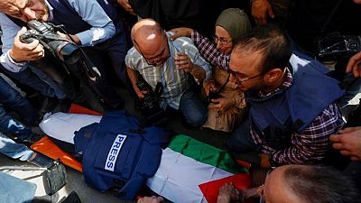 مقتل مراسلة الجزيرة شيرين أبو عاقلة خلال مداهمة إسرائيلية بالضفة الغربية