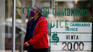 Monedas de A.Latina operan dispares y bolsas caen en medio de temores por economía
