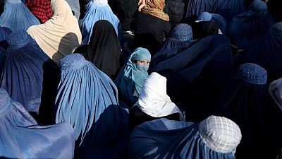 كثير من النساء في أفغانستان يقاومن أوامر طالبان بتغطية وجوههن