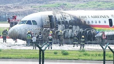 إصابات طفيفة أثناء إخلاء طائرة صينية ألغت عملية الإقلاع ونشبت فيها النيران