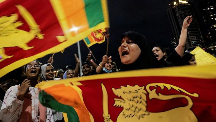 Muchos huyen de Colombo mientras los líderes políticos de Sri Lanka buscan una solución a la crisis