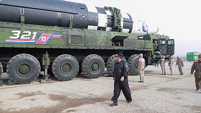 Corea del Norte reporta emergencia por brote de COVID, lanza tres misiles balísticos