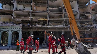 Rescatistas cubanos recuperan cuerpo de última persona desaparecida tras explosión en hotel; 45 muertos Rescatistas cubanos recuperan cuerpo de última persona desaparecida tras explosión en hotel; 45 muertos