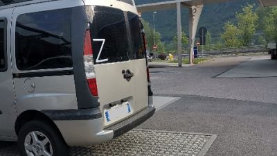 Utilitaria fa sosta in area di servizio della superstrada Mebo Utilitaria fa sosta in area di servizio della superstrada Mebo