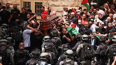 Policía israelí se enfrenta a asistentes al funeral de periodista palestina
