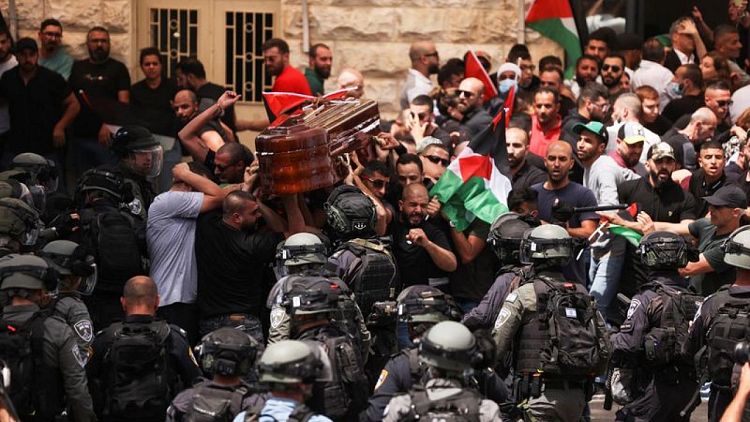 Policía israelí se enfrenta a asistentes al funeral de periodista palestina
