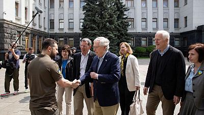 زعيم الجمهوريين بمجلس الشيوخ الأمريكي يلتقي مع زيلينسكي في كييف
