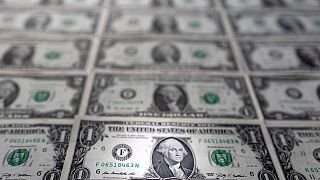 Dólar toca máximo de dos décadas frente al yen, libra esterlina baja