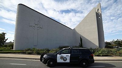رواد كنيسة بكاليفورنيا يمسكون ويقيدون شخصا أطلق النار داخل الكنيسة