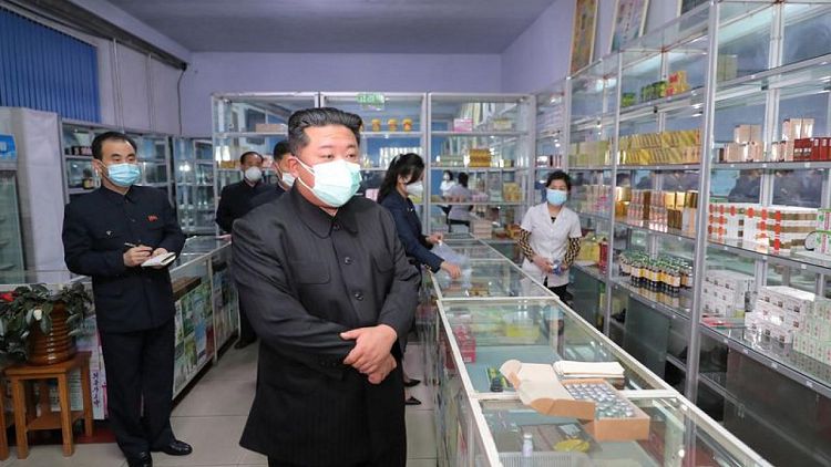 Kim Jong-un ordena al ejército que estabilice el suministro de medicamentos contra el COVID-19