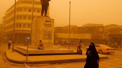 عاصفة رملية تتسبب في إغلاق مدارس ووقف رحلات جوية في العراق