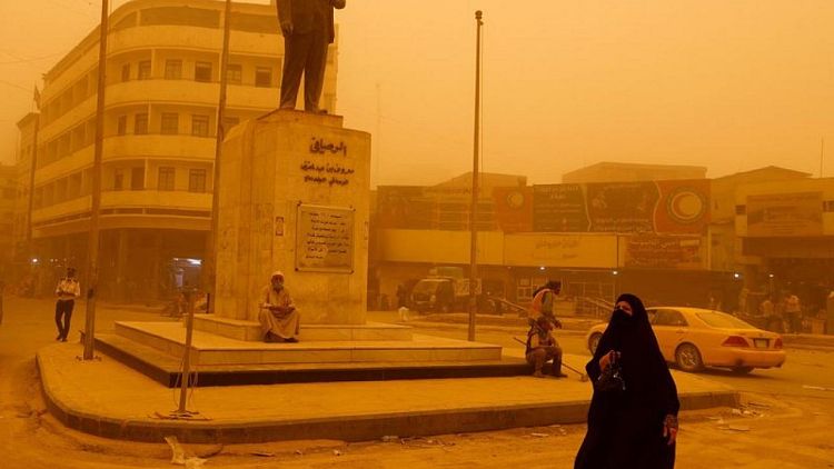 عاصفة رملية تتسبب في إغلاق مدارس ووقف رحلات جوية في العراق