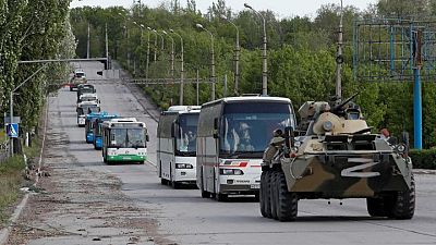 شاهد من رويترز: مقاتلون أوكرانيون مستسلمون يغادرون مصنع الصلب في آزوفستال