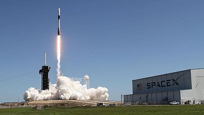 Misión saudí en la cápsula de SpaceX incluirá a la primera mujer astronauta árabe