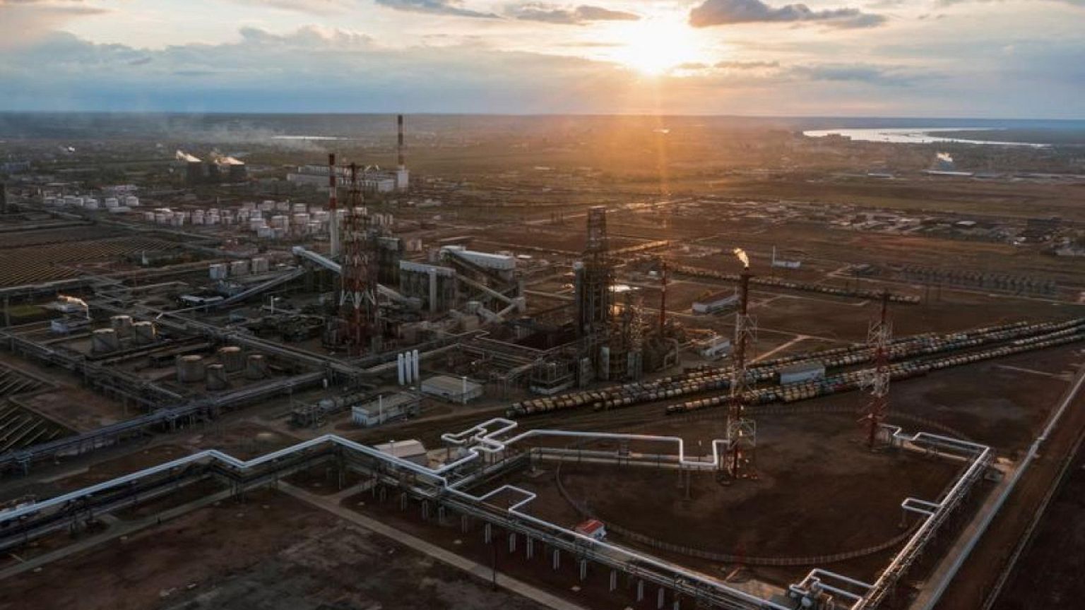 U.S. to suggest tariffs on Russian oil as alternative to embargoes -officials