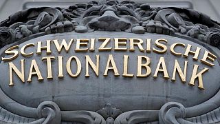 البنك المركزي السويسري يقوله إنه ليس رهينة لبنوك مركزية أخرى