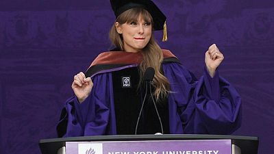 جامعة نيويورك تمنح تايلور سويفت الدكتوراة الفخرية