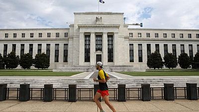 Dos autoridades de la Fed sugieren un cambio hacia alzas de tasas "comedidas"