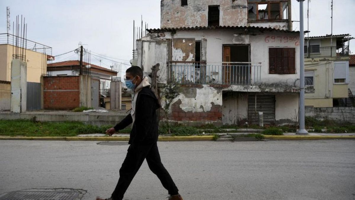 Greece ends mandatory maskwearing in planes, public indoor areas Euronews